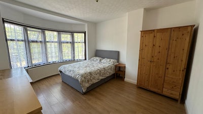 Double Room/Friendly /Close to Heathrow Airport Main Photo