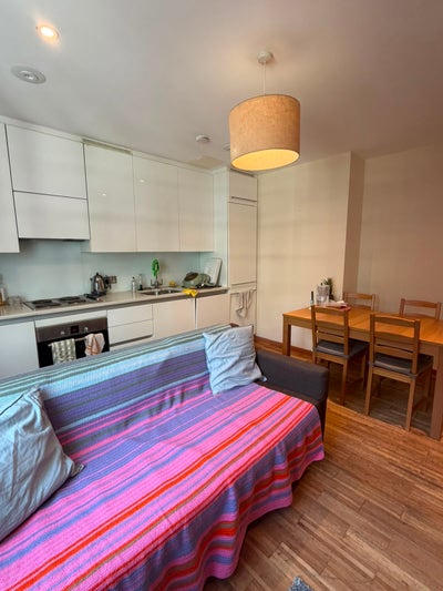 Room available in girls-only zone 1 flat  Main Photo
