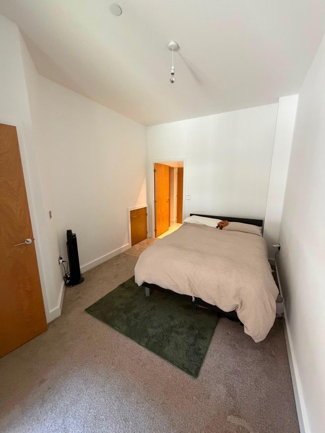 Ensuite in social 4 bed modern house in Haggerston Main Photo