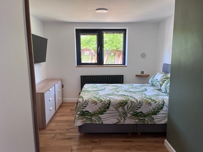 Modern double bedroom in a bungalow Main Photo