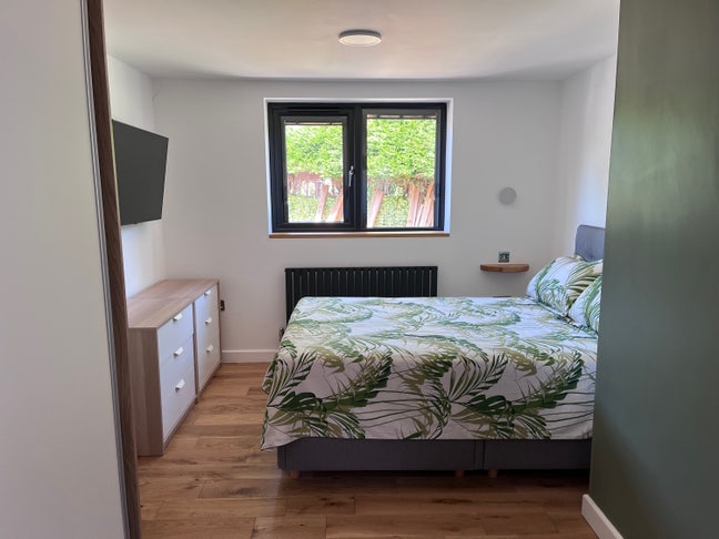 Modern double bedroom in a bungalow Main Photo
