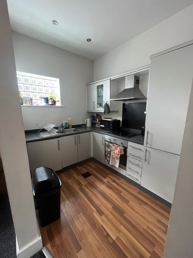 Double Room in 3 bed on Burton Road Main Photo