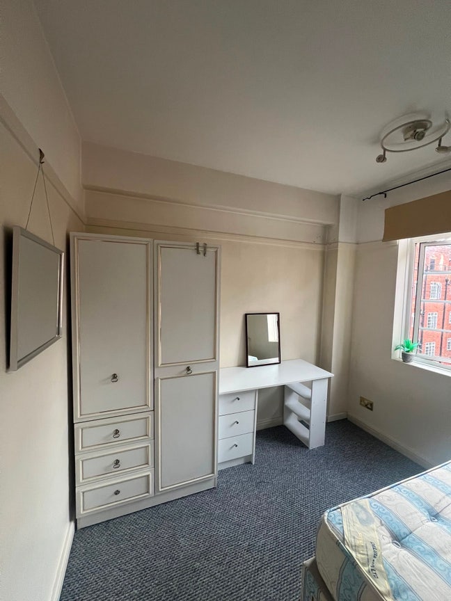 Looking for a 4th flatmate for Hammersmith flat Main Photo