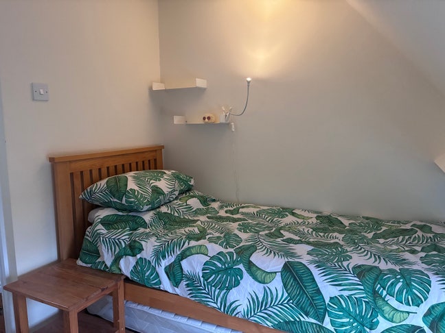 Single loft room in quiet family home Main Photo