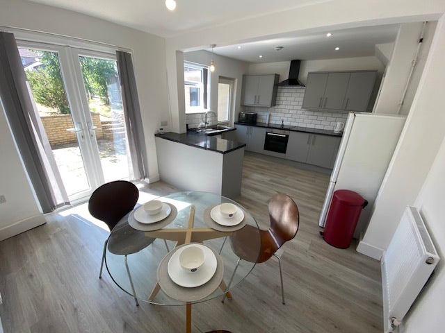 Stylish 3-Bedroom Home with Garden & Parking Main Photo