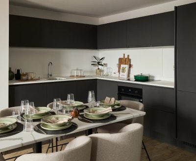 Central Manchester 3 Bed 2 Bath w 2 Girls! Main Photo