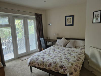2 doubles (1 en-suite)1 single in Central Dorking Main Photo