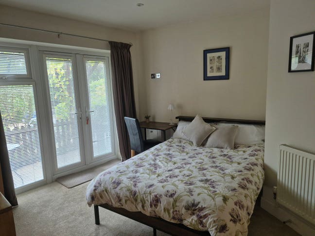 2 doubles (1 en-suite)1 single in Central Dorking Main Photo