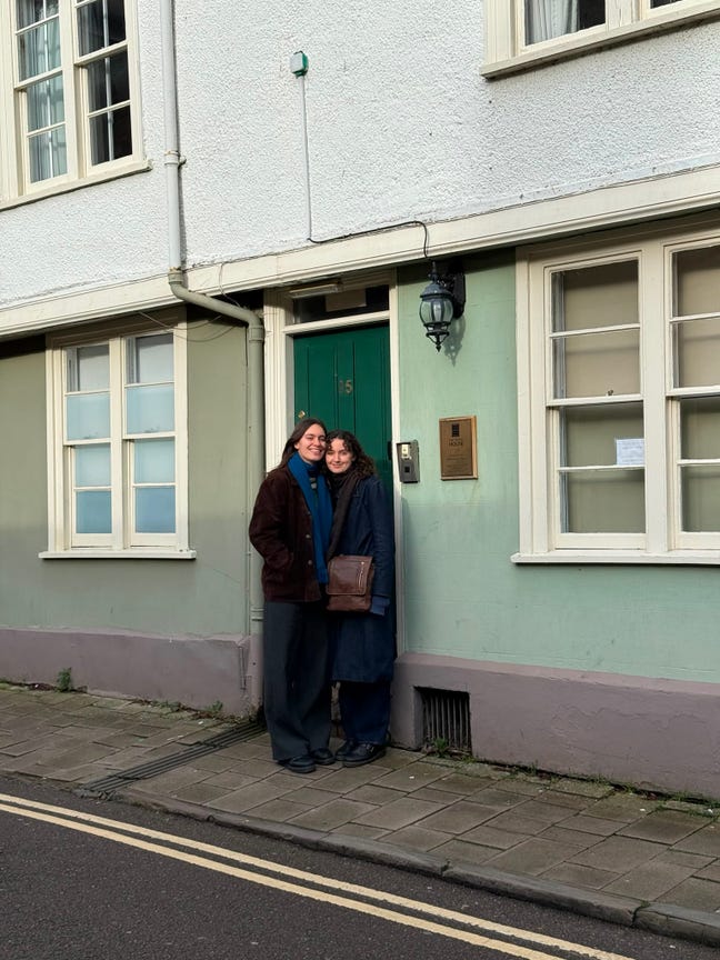 Couple looking for double room :)  Main Photo