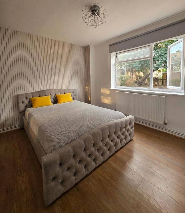 Designer Large Double Room - Huge Built-in Wardrob Main Photo