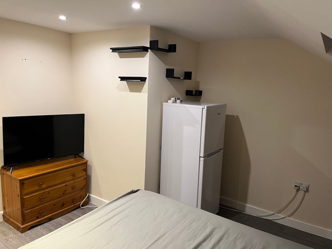 A double room available for rent. Main Photo