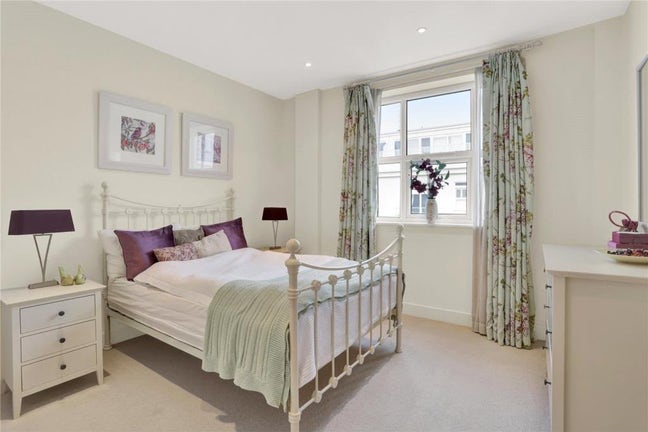Double bedroom and private bathroom great location Main Photo