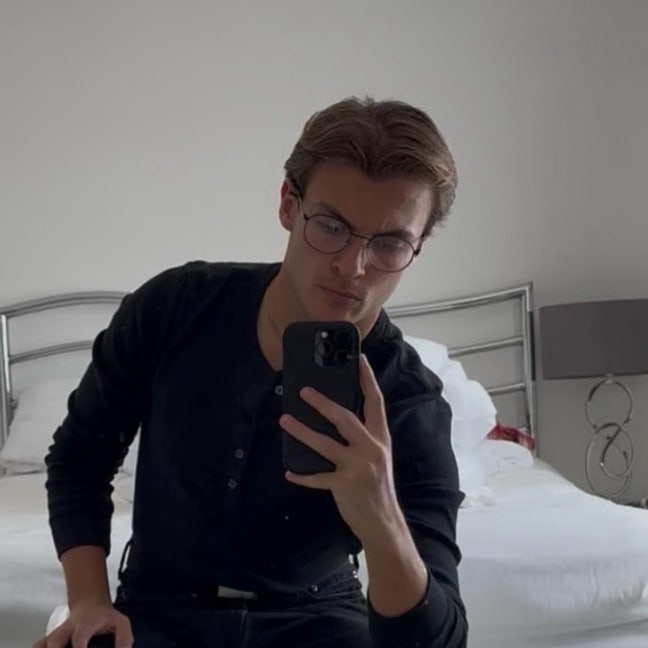 24 year old professional for social house  Main Photo