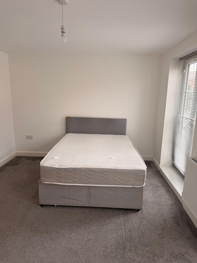 2 rooms to let in shared accommodation  Main Photo