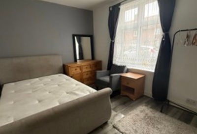 Large double room close to station  Main Photo