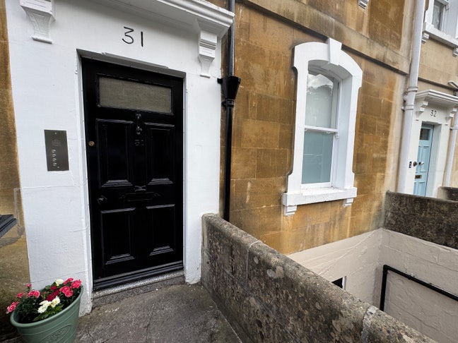 Newly renovated courtyard flat Main Photo