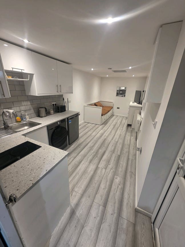 Modern self-contained outhouse to rent Main Photo