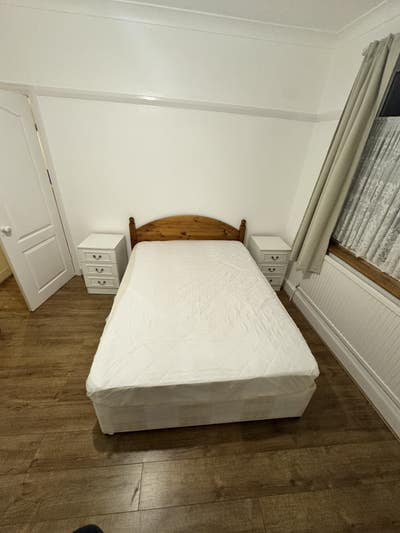 Large room to let in quiet clean house  Main Photo