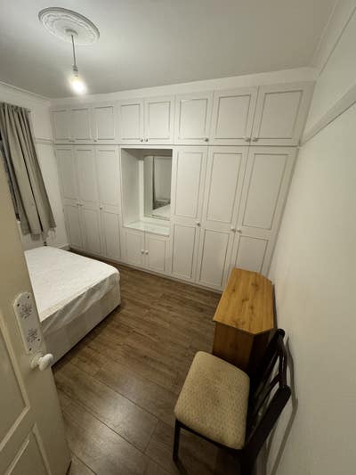 Large room to let in quiet clean house  Main Photo