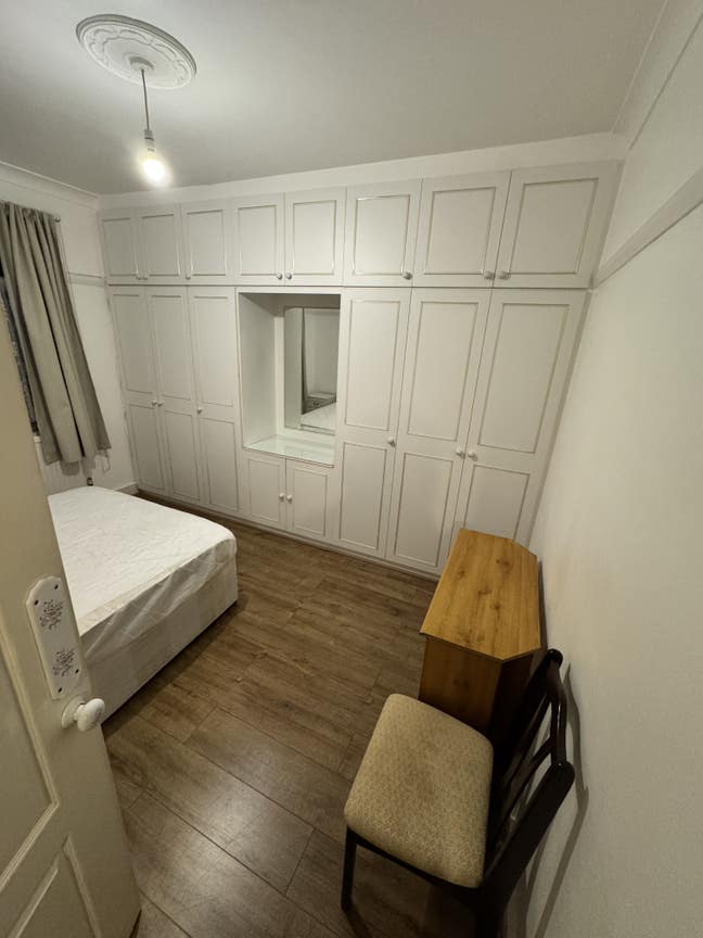 Large room to let in quiet clean house  Main Photo