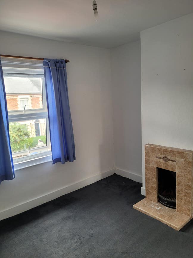 Master bedroom available in a professional family  Main Photo