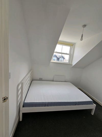Rooms in house with live in landlord Main Photo