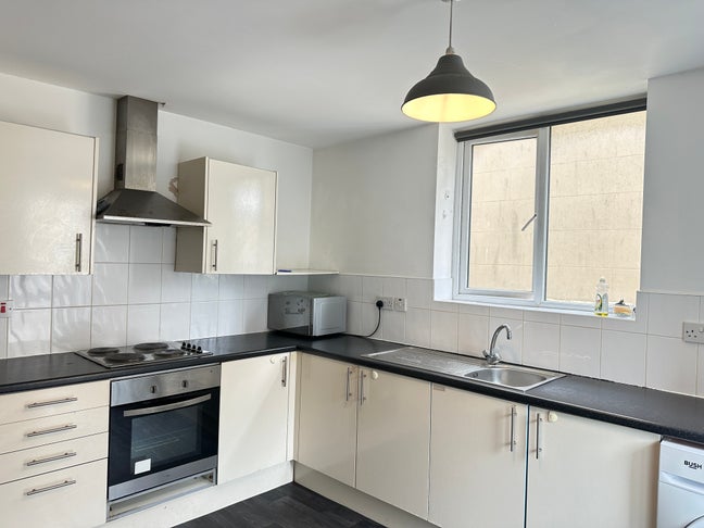 3 bedroom flat share Main Photo