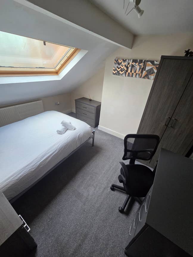Top Floor Room Quiet for rent near Teeside Main Photo