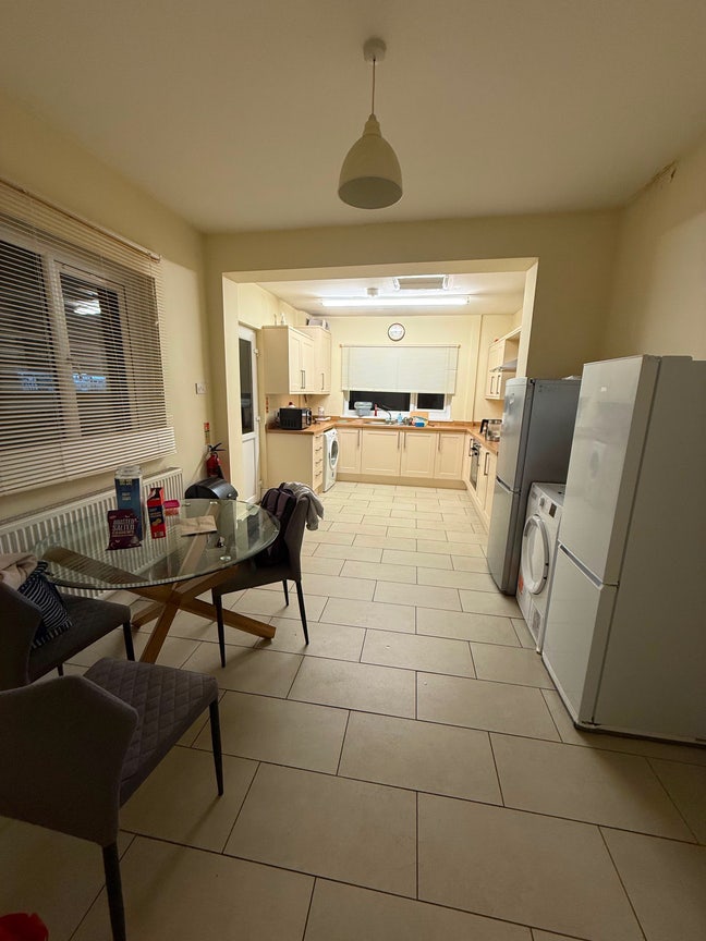 Single bedroom available  Main Photo