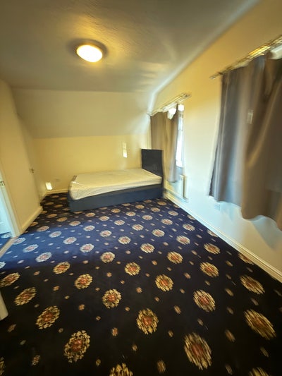 En- suite to rent out for female or male professio Main Photo