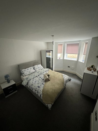 " Modern Ensuite Rooms Available NOW” Main Photo