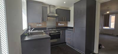 🏡 2-Bed Home | Garden & Driveway Parking Main Photo