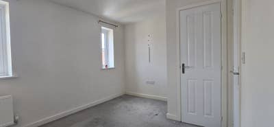 🏡 2-Bed Home | Garden & Driveway Parking Main Photo