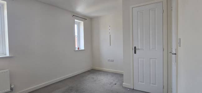 🏡 2-Bed Home | Garden & Driveway Parking Main Photo
