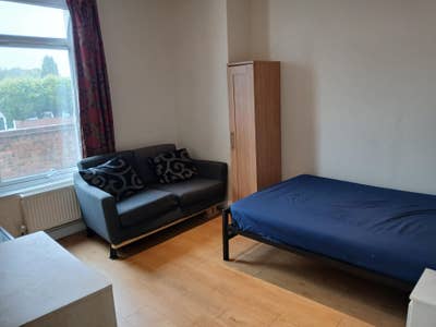 ST3/Longton. Double + Sofa + TV + Parking Main Photo