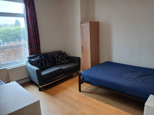 ST3/Longton. Double + Sofa + TV + Parking Main Photo