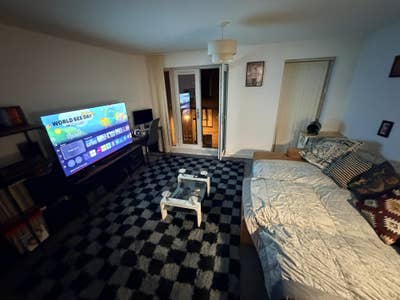 Looking for flatmate in 2 bed apartment Main Photo
