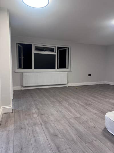 Brand New Ensuite Room with Kitchen space Main Photo