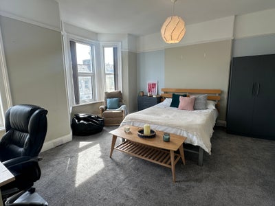 Professional House Share - Free On Road Parking!  Main Photo