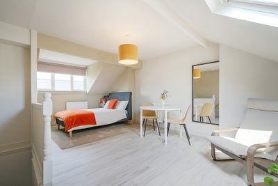 Newly Renovated Attic Flat All Bills Included Main Photo