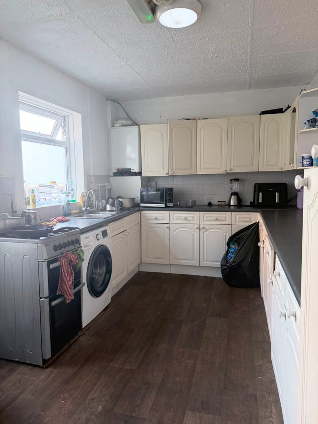 Spacious rooms available in a big furnished house. Main Photo