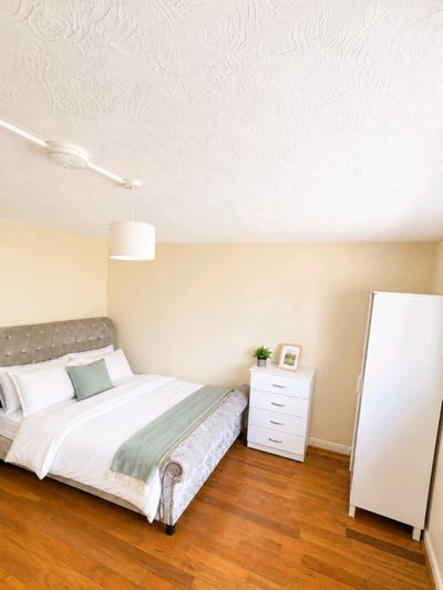 All-female household - double bedroom available Main Photo