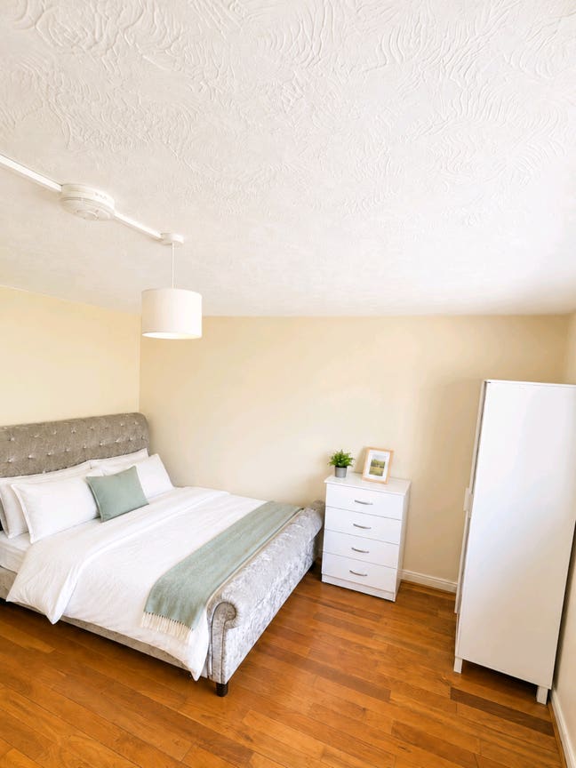 All-female household - double bedroom available Main Photo