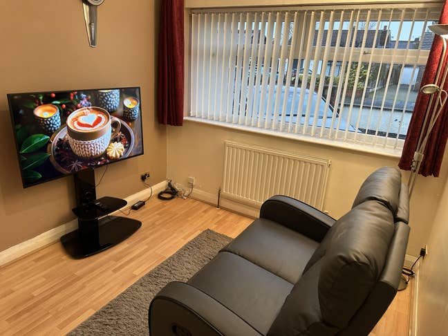 Rooms to rent in Alkrington Main Photo