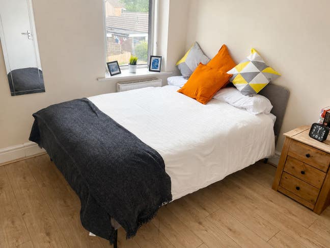Live close to Rochdale Ctre/1st floor double Main Photo