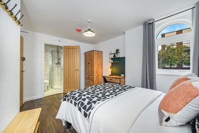 En Suite |🚆 13min Train to Manchester Victoria Main Photo