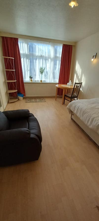 Room To Let In SW20-Raynes Park Main Photo