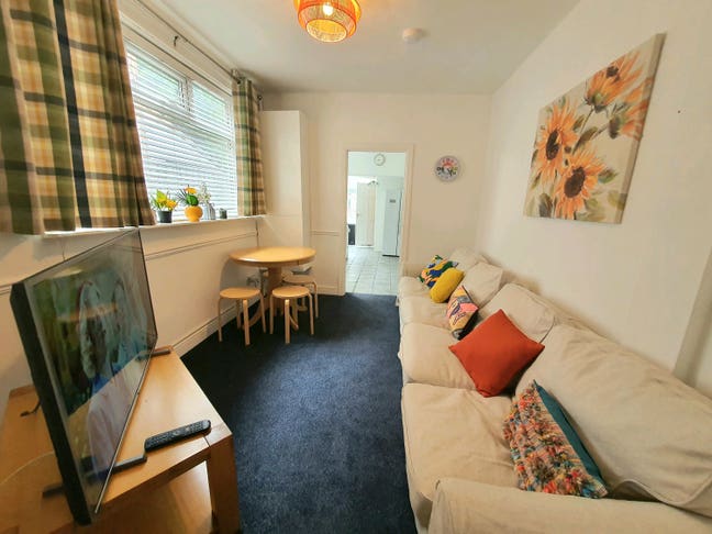 Student/NoDeposit/HU5/Bills/Cleaner/TV/2showerooms Main Photo