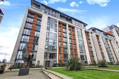 Luxury one bed apartment, Gym, Balcony, E16 Main Photo