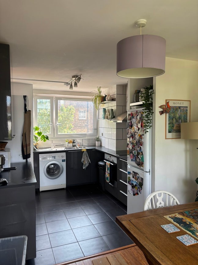 Room available in East London with 2 f flatmates Main Photo